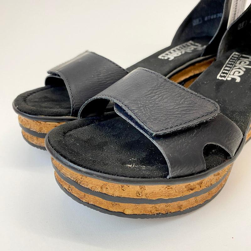 Rieker kiilakorko sandaali nilkkaremmi musta